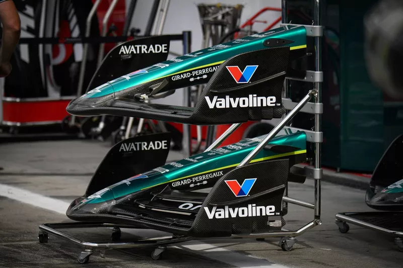 Detalle del alerón delantero del Aston Martin AMR23
