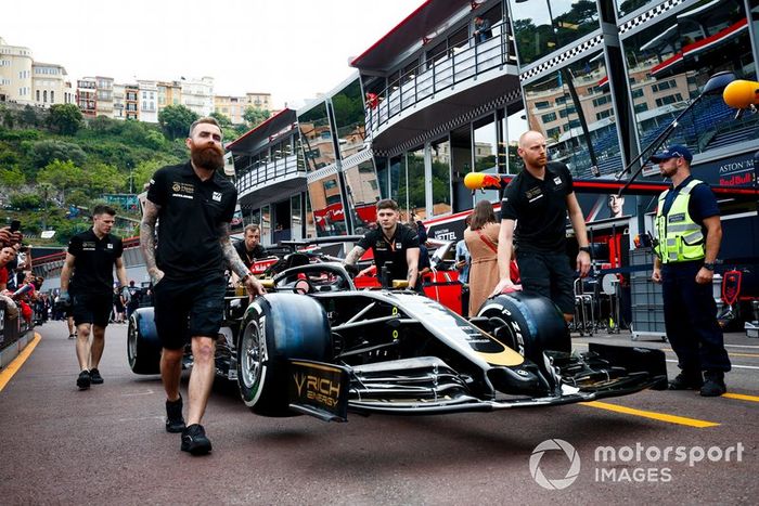 Coche de Romain Grosjean, Haas F1 Team VF-19 empujado por los mecánicos