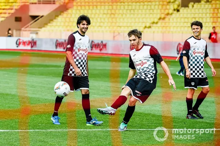 Carlos Sainz Jr., Pierre Gasly y Nyck de Vries jugando a fútbol