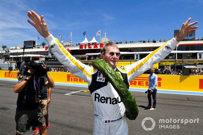 El reencuentro de Jean-Pierre Jabouille y su Renault RS10 ganador del GP de Francia de 1979
