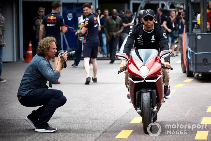 Lewis Hamilton, Mercedes AMG F1 en moto