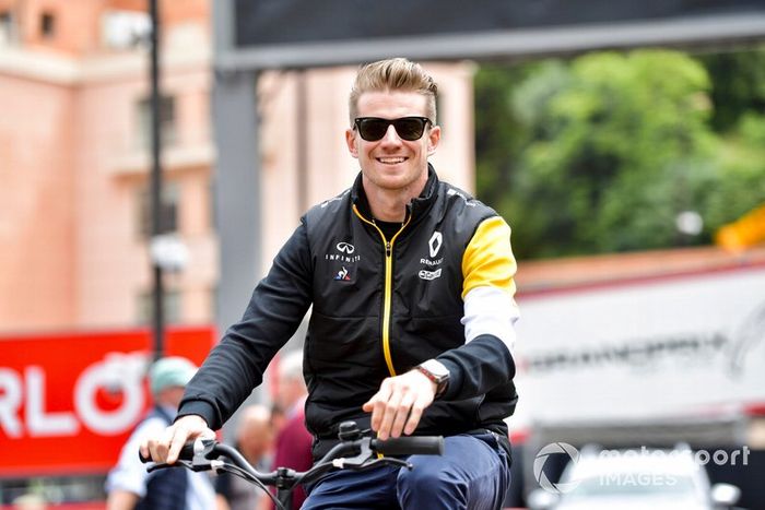 Nico Hulkenberg, Renault F1 Team en una bici