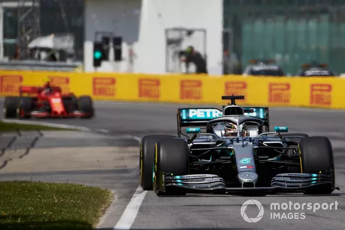 Lewis Hamilton, Mercedes AMG F1 W10, por delante de Charles Leclerc, Ferrari SF90