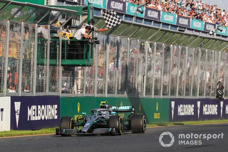 Ganador Valtteri Bottas, Mercedes AMG W10 cruza la meta