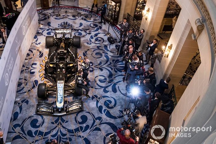 Romain Grosjean, Haas F1 Team y Kevin Magnussen, Haas F1 Team representan fotografías frente a la nueva imagen de Haas 2019 en el Haas F1 Team VF-18