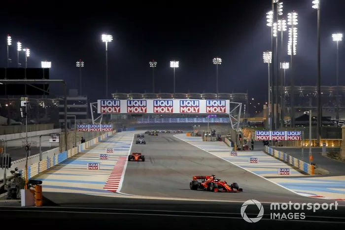 Sebastian Vettel, Ferrari SF90, Charles Leclerc, Ferrari SF90, y Lewis Hamilton, Mercedes AMG F1 W10