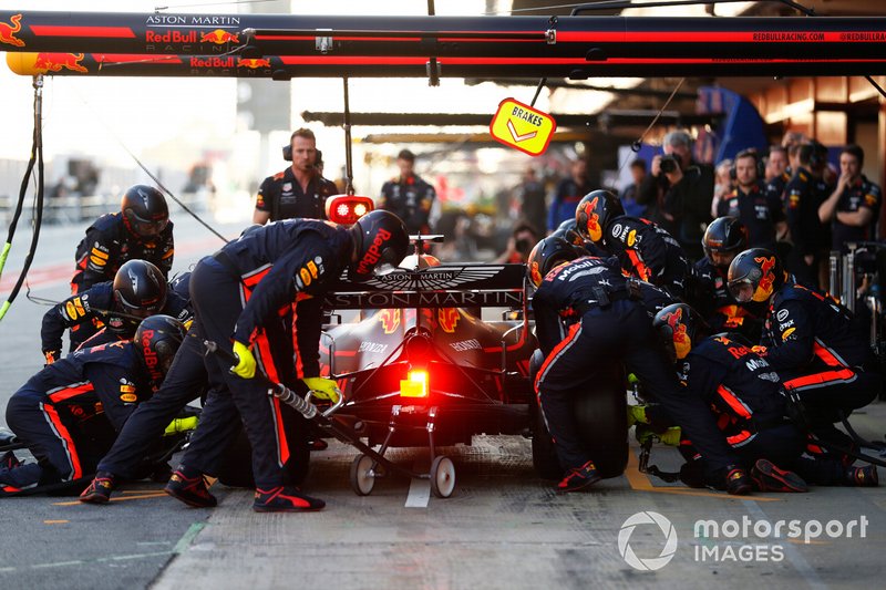 Max Verstappen, Red Bull Racing RB15 pitstop