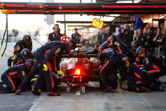 Max Verstappen, Red Bull Racing RB15 pitstop