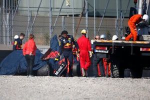 De auto van Pierre Gasly, Red Bull Racing RB15, wordt geborgen na een crash