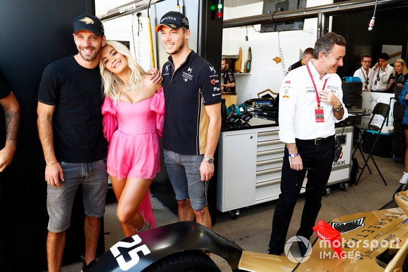 La cantante Rita Ora con Jean-Eric Vergne, DS TECHEETAH, Andre Lotterer, DS TECHEETAH nel garage