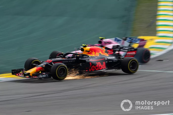 El líder de la carrera Max Verstappen, Red Bull Racing RB14 choca con Esteban Ocon, Racing Point Force India VJM11 