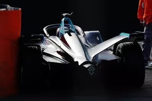 Gary Paffett, HWA Racelab, VFE-05, s'arrête en piste