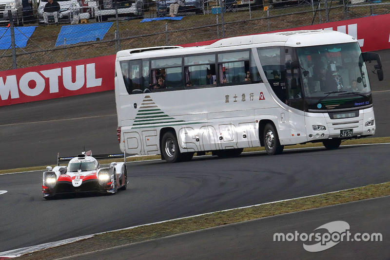 #8 Toyota Gazoo Racing Toyota TS050: Sebastien Buemi, Kazuki Nakajima, Fernando Alonso, with circuit safari bus
