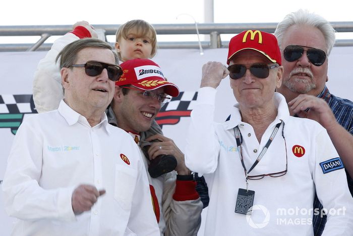 Sebastien Bourdais, Newman Haas Lanigan Racing con oos dueños Carl Haas, Paul Newman, Mike Lanigan su hija  Emma