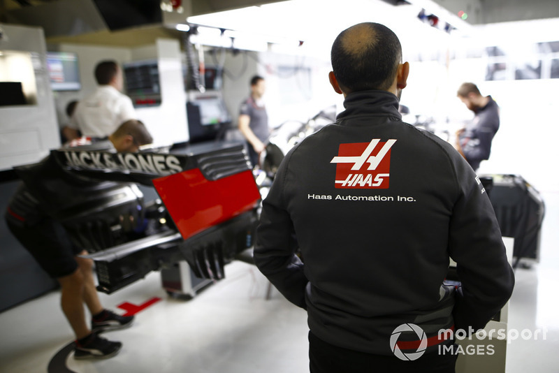 Meccanici Haas al lavoro nel garage