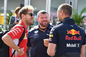 Sebastian Vettel, Ferrari habla con mecánicos de Red Bull Racing