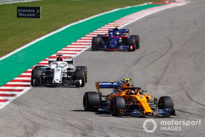 Stoffel Vandoorne, McLaren MCL33, Marcus Ericsson, Sauber C37, y Pierre Gasly, Scuderia Toro Rosso STR13