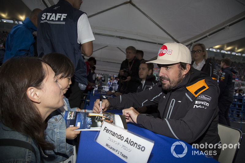 Fernando Alonso, McLaren signs autographs for fans