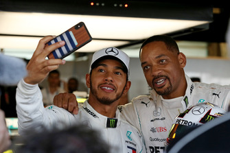 Lewis Hamilton, Mercedes AMG F1, scatta un selfie con Will Smith