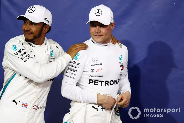 Ganador de la pole Lewis Hamilton, Mercedes AMG F1, y Valtteri Bottas, Mercedes AMG F1