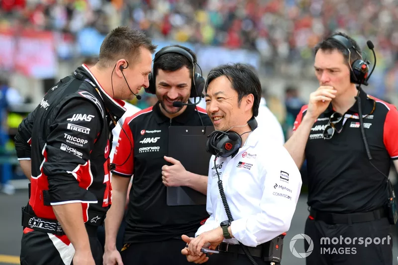 SHANGHAI, CHINE - 22 MARS : Ayao Komatsu, Team Principal de Haas F1 sur la grille de départ avec les membres de l'équipe Haas F1 avant le sprint du Grand Prix de Chine de F1 sur le circuit international de Shanghai le 22 mars 2025 à Shanghai, Chine. (Phot