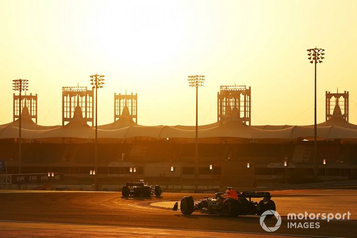 Lewis Hamilton, Mercedes F1 W14, Max Verstappen, Red Bull Racing RB19