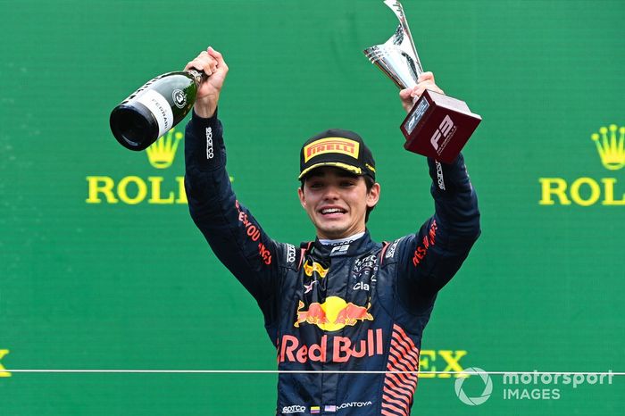 Sebastián Montoya, Hitech Pulse-Eight, celebra en el podio con el trofeo y champán