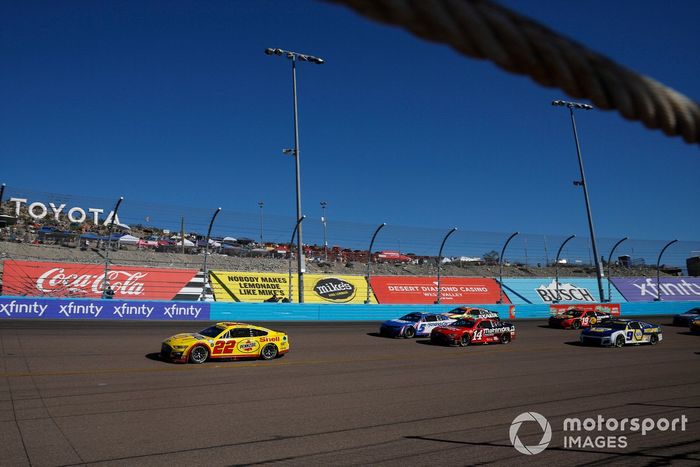 Joey Logano, Team Penske, Shell Pennzoil Ford Mustang, Chase Elliott, Hendrick Motorsports, NAPA Auto Parts Chevrolet Camaro, Chase Briscoe, Stewart Haas Racing, Mahindra Tractors Ford Mustang, reinicio