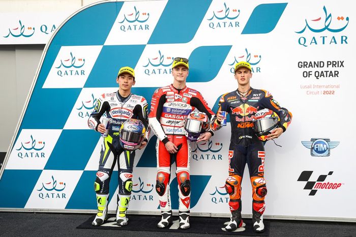 Top 3 tras la clasificación: Pole para Izan Guevara, GASGAS Aspar Team, segundo puesto para Ayumu Sasaki, Sterilgarda Max Racing Team, tercer puesto para Jaume Masià, Red Bull KTM Ajo