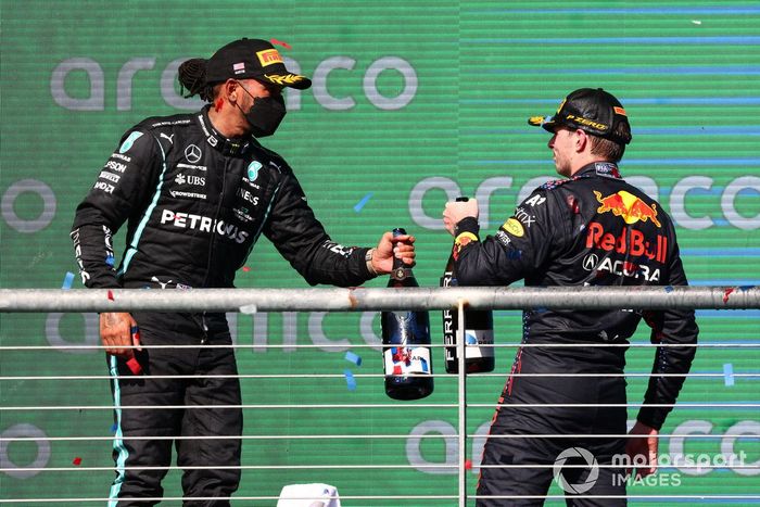 Podio: segundo lugar Lewis Hamilton, Mercedes, ganador Max Verstappen, Red Bull Racing