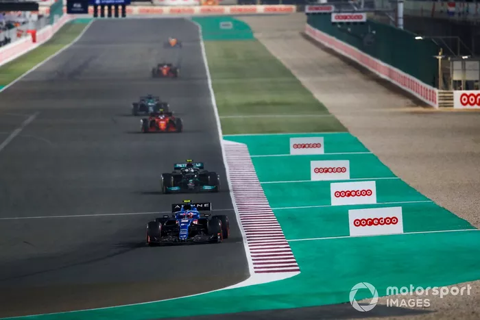 Esteban Ocon, Alpine A521, Valtteri Bottas, Mercedes W12, y Charles Leclerc, Ferrari SF21.