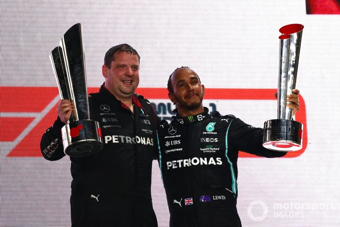 El delegado de Mercedes y Lewis Hamilton, con los trofeos del GP de Qatar