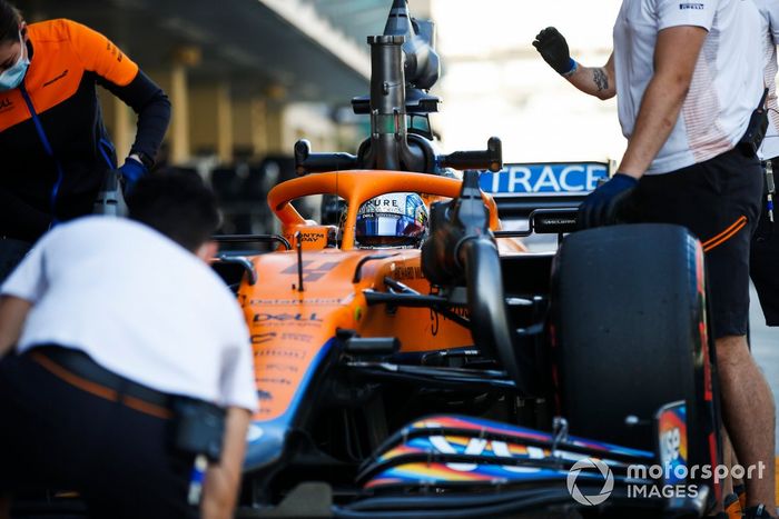 Lando Norris, con un McLaren MCL35M adaptado (muleto) con los Pirelli de 18 pulgadas  