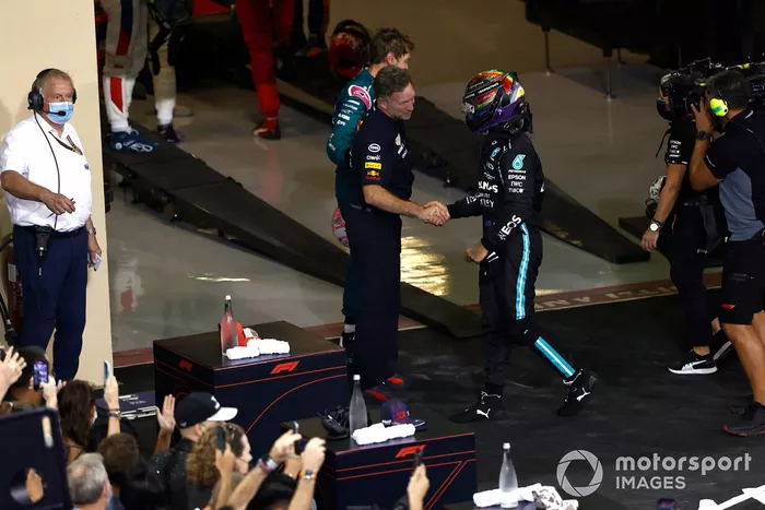 Lewis Hamilton, Mercedes, 2ª posición, felicita a Christian Horner, director del equipo Red Bull Racing, en el Parc Ferme