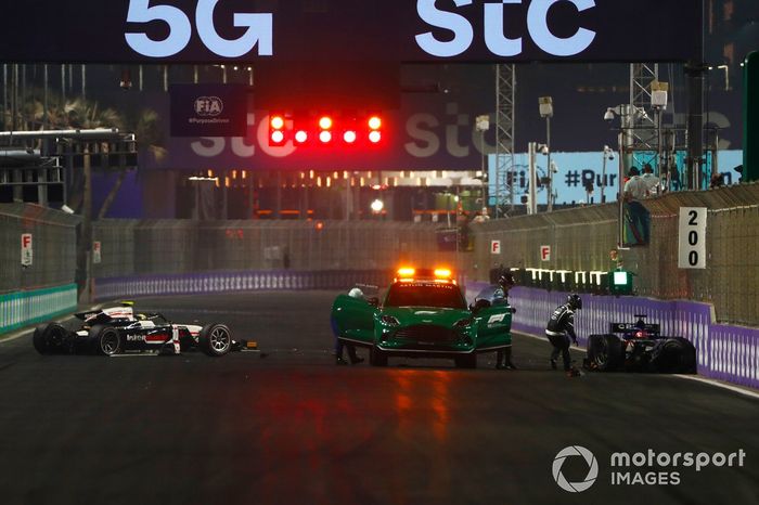 El personal médico atiende a Theo Pourchaire, ART Grand Prix, y a Enzo Fittipaldi, Charouz Racing System, tras un accidente en la línea de salida