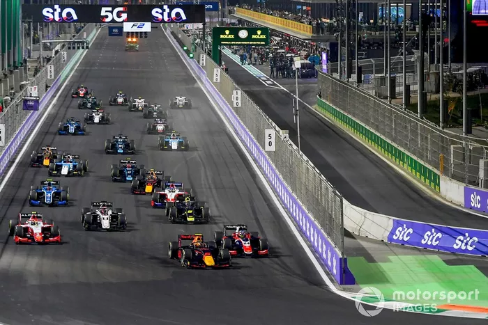 Jehan Daruvala, Carlin, Bent Viscaal, Trident and Oscar Piastri, Prema Racing al inicio