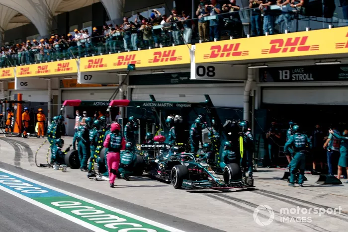 Sebastian Vettel, Aston Martin AMR21, sale de su box tras una parada