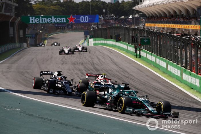 Lance Stroll, Aston Martin AMR21, Antonio Giovinazzi, Alfa Romeo Racing C41, y Yuki Tsunoda, AlphaTauri AT02