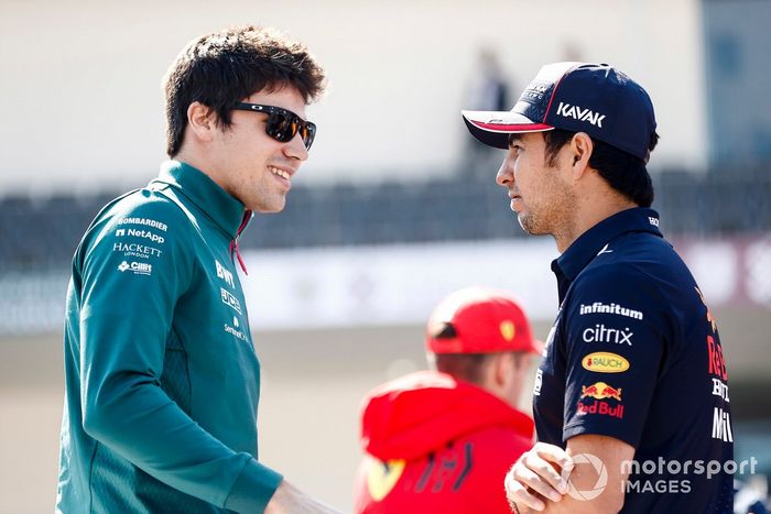 Lance Stroll, Aston Martin, y Sergio Pérez, Red Bull Racing, hablan en el desfile de pilotos