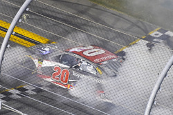 Yarış galibi Erik Jones, Joe Gibbs Racing, Toyota Camry buyatoyota.com