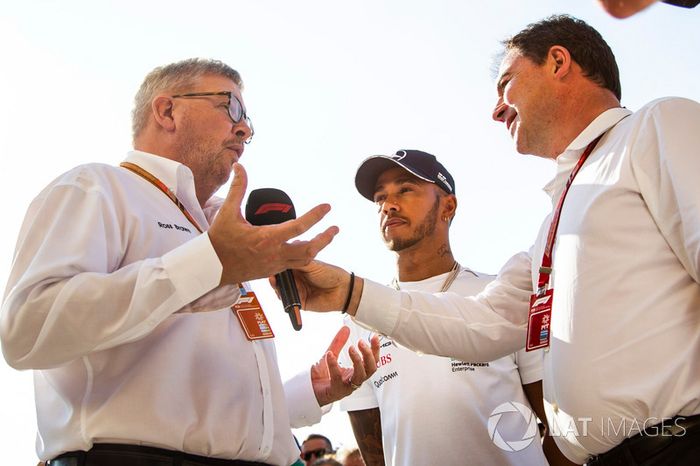 Lewis Hamilton, Mercedes-AMG F1 con Ross Brawn, director deportivo de la FOM y James Allen