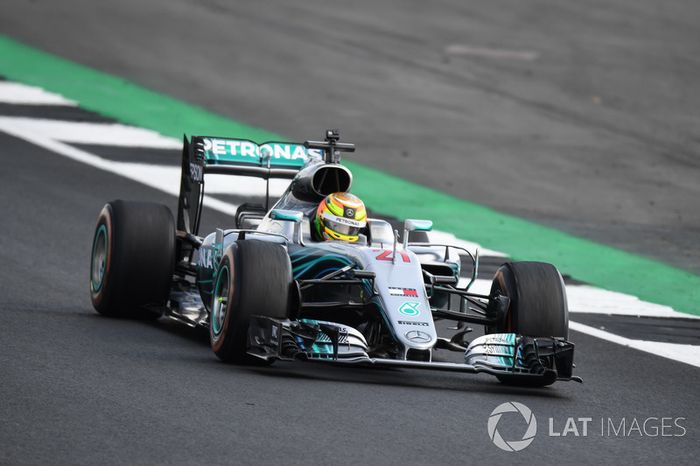 Mercedes-Benz F1 W07 Hybrid en el desfile del 70º aniversario de Silverstone