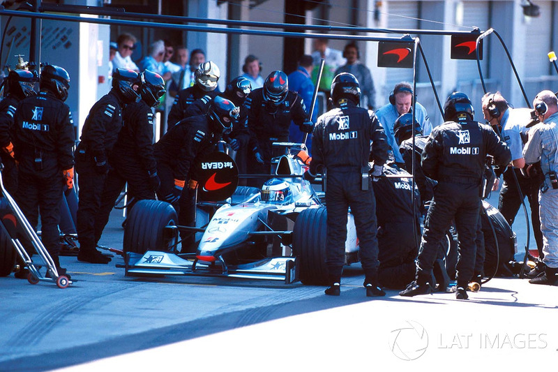 Want Hakkinen heeft problemen met zijn linkerachterwiel: