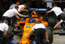 Fernando Alonso, McLaren MCL33, es devuelto algaraje