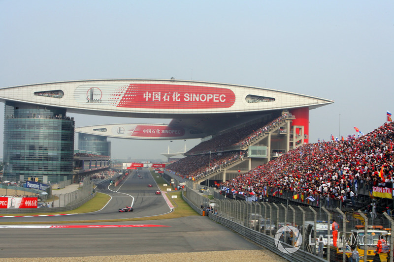 Lewis Hamilton, McLaren MP4-23, leads Kimi Raikkonen, Ferrari F2008, and Felipe Massa, Ferrari F2008