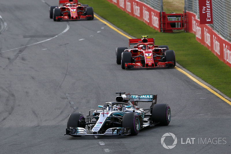 Lewis Hamilton, Mercedes-AMG F1 W09 leads Kimi Raikkonen, Ferrari SF71H