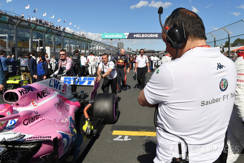 Frédéric Vasseur, team principal Sauber, sur la grille