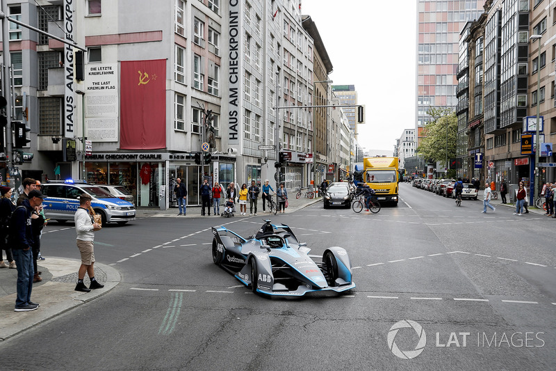 Kampiun Formula 1, Nico Rosberg, melibas jalanan Berlin dengan mobil baru Formula E