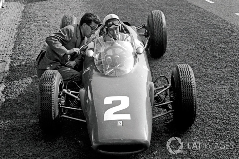 Forghieri bertukar catatan dengan Surtees, digambarkan di sini di Ferrari 156. Dia membawa penggantinya, 158, ke gelar juara dunia 1964