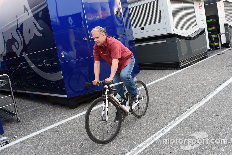 Gene Haas, fundador y presidente de Haas, en bici